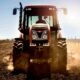 Trator agrícola operando no campo, ilustrando o consórcio de trator