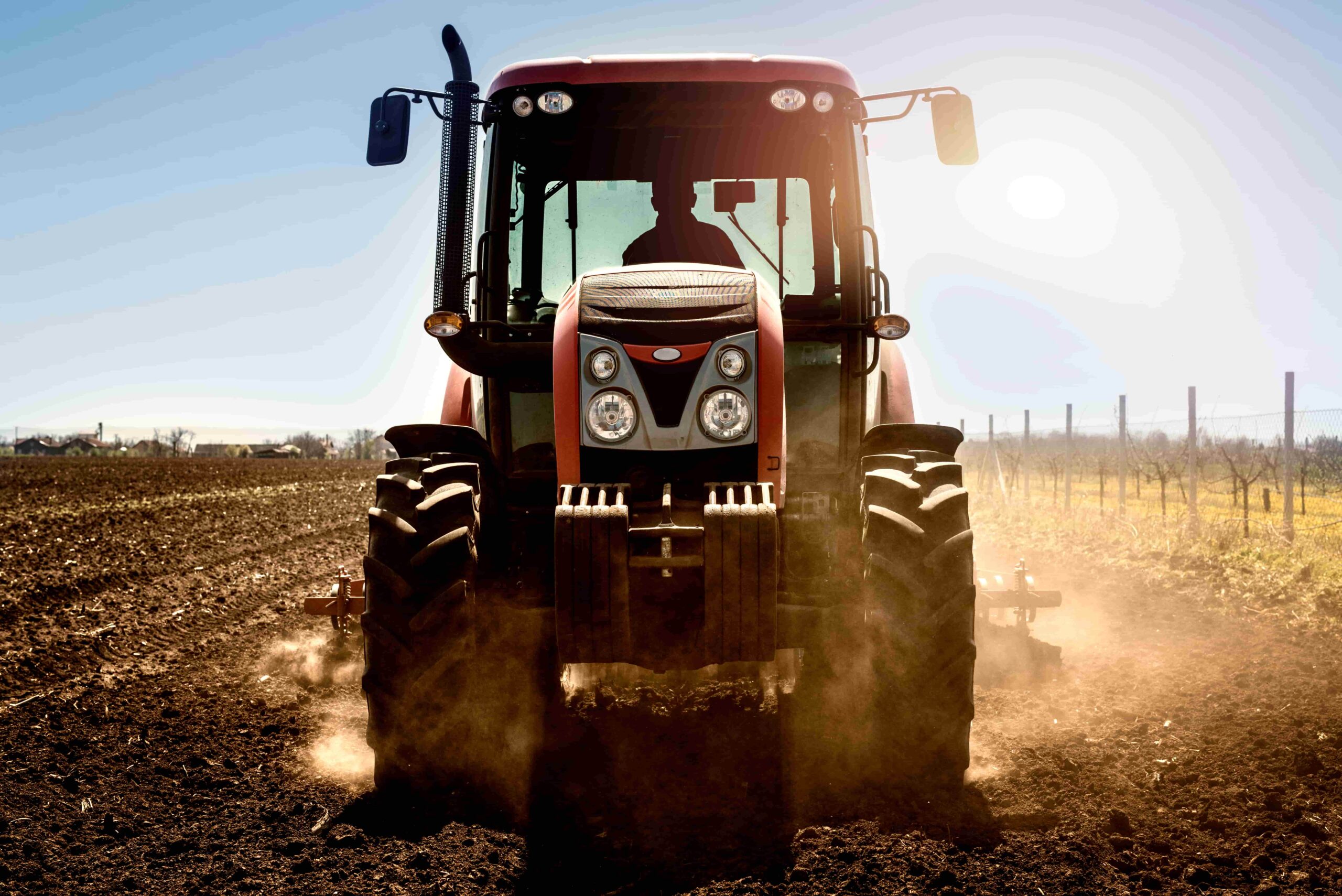 Trator agrícola operando no campo, ilustrando o consórcio de trator