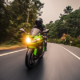 Moto esportiva na estrada comprada com consórcio