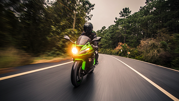 Moto esportiva na estrada comprada com consórcio