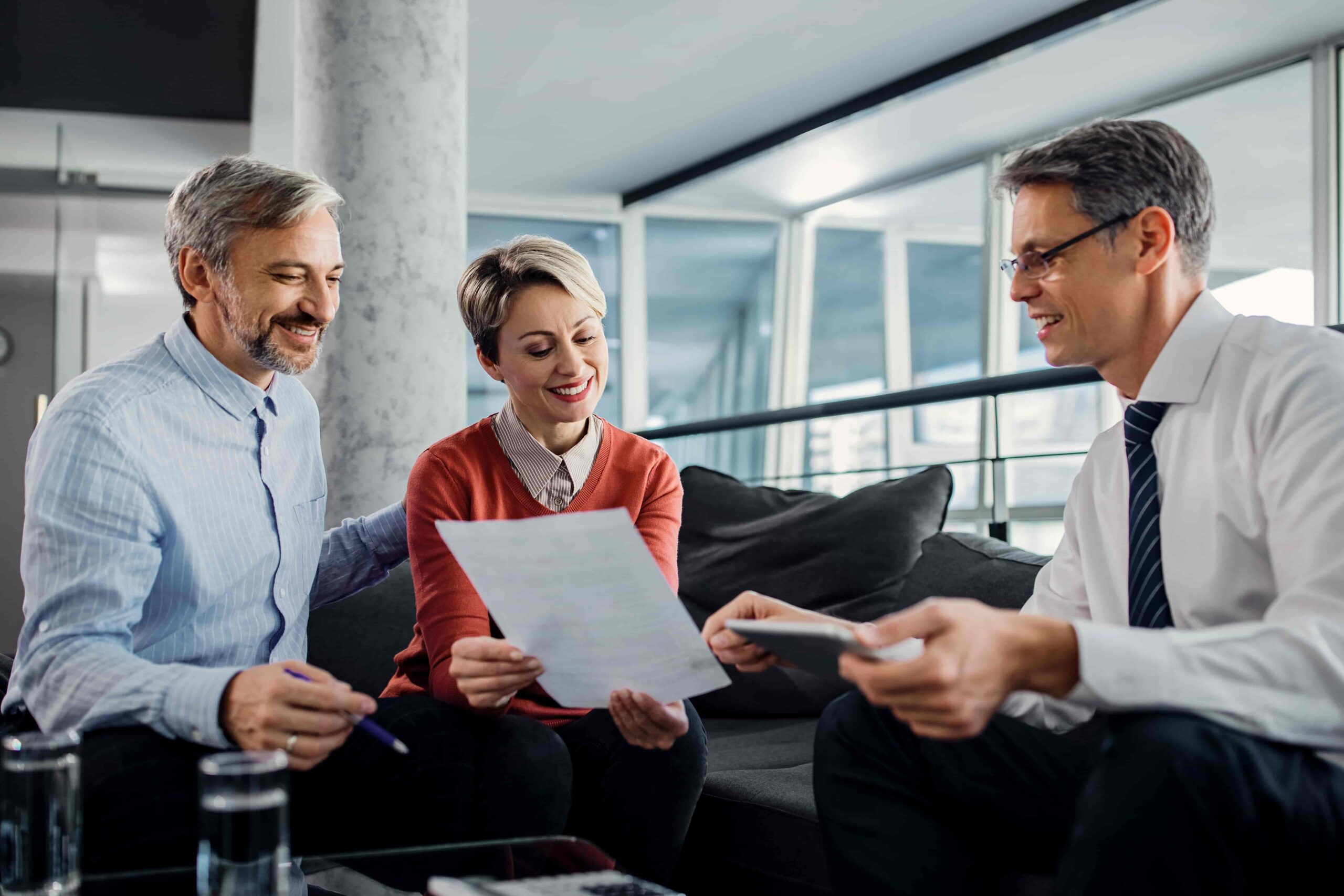 Sócios sorrindo enquanto contratam consórcio para empresa